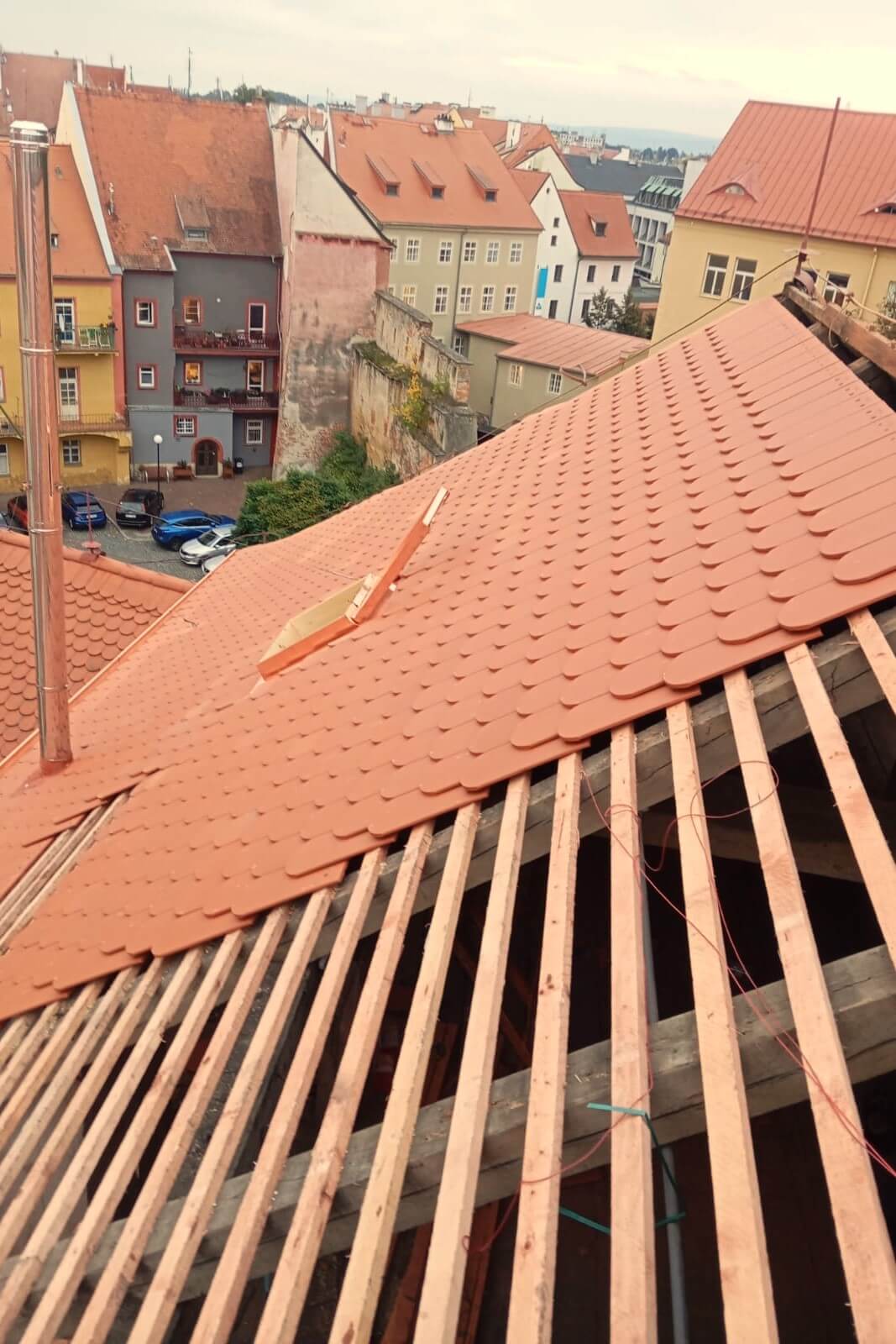 Renovace střechy ze střešních tašek – obnova dřevěné střechy a srubové konstrukce s novou krytinou