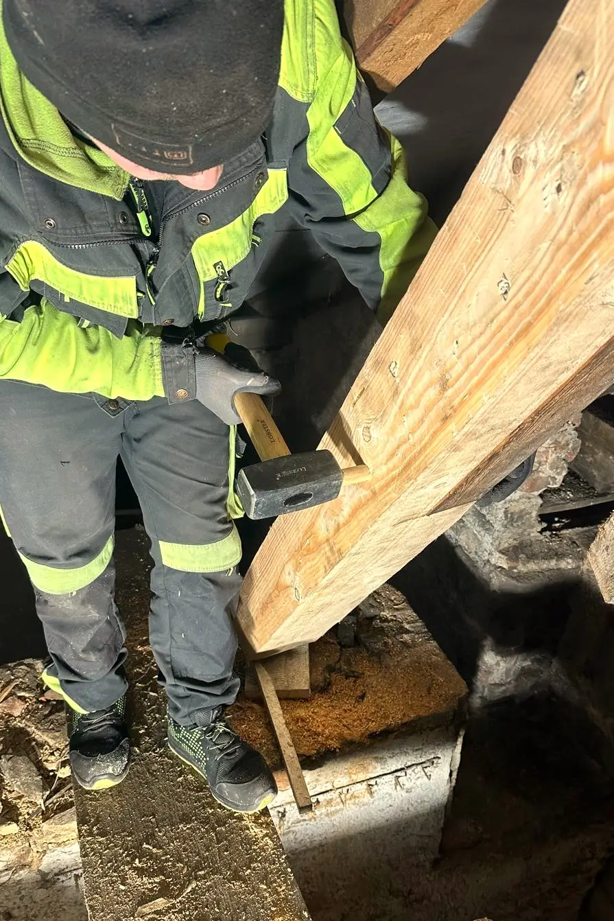 spoje s dubovymi koliky.